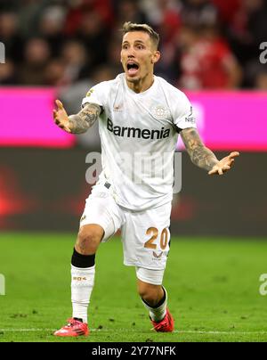 MONACO DI BAVIERA, GERMANIA - SETTEMBRE 28: Alejandro Grimaldo del Bayer Leverkusen reagisce durante la partita di Bundesliga tra il Bayern München e il Bayer 04 Leverkusen all'Allianz Arena il 28 settembre 2024 a Monaco di Baviera, Germania. © diebilderwelt / Alamy Live News Foto Stock