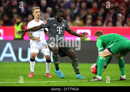 MONACO DI BAVIERA, GERMANIA - SETTEMBRE 28: Dayot Upamecano del Bayern Muenchen vies con Alejandro Grimaldo del Bayer Leverkusen , Manuel Neuer del Bayern Muenchen durante la partita di Bundesliga tra il Bayern München e il Bayer 04 Leverkusen all'Allianz Arena il 28 settembre 2024 a Monaco di Baviera, Germania. © diebilderwelt / Alamy Live News Foto Stock