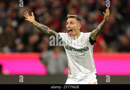 MONACO DI BAVIERA, GERMANIA - SETTEMBRE 28: Alejandro Grimaldo del Bayer Leverkusen reagisce durante la partita di Bundesliga tra il Bayern München e il Bayer 04 Leverkusen all'Allianz Arena il 28 settembre 2024 a Monaco di Baviera, Germania. © diebilderwelt / Alamy Live News Foto Stock