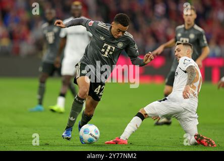 MONACO DI BAVIERA, GERMANIA - SETTEMBRE 28: Jamal Musiala del Bayern Muenchen vies con Alejandro Grimaldo del Bayer Leverkusen durante la partita di Bundesliga tra il Bayern München e il Bayer 04 Leverkusen all'Allianz Arena il 28 settembre 2024 a Monaco di Baviera, Germania. © diebilderwelt / Alamy Live News Foto Stock