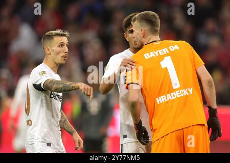 MONACO DI BAVIERA, GERMANIA - SETTEMBRE 28: Alejandro Grimaldo del Bayer Leverkusen dà istruzioni a Piero Hincapie del Bayer Leverkusen e Lukas Hradeckey del Bayer Leverkusen durante la partita di Bundesliga tra il Bayern München e il Bayer 04 Leverkusen all'Allianz Arena il 28 settembre 2024 a Monaco di Baviera, Germania. © diebilderwelt / Alamy Live News Foto Stock