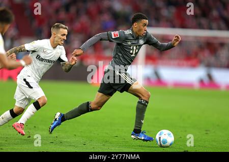 MONACO DI BAVIERA, GERMANIA - SETTEMBRE 28: Jamal Musiala del Bayern Muenchen vies con Alejandro Grimaldo del Bayer Leverkusen durante la partita di Bundesliga tra il Bayern München e il Bayer 04 Leverkusen all'Allianz Arena il 28 settembre 2024 a Monaco di Baviera, Germania. © diebilderwelt / Alamy Live News Foto Stock