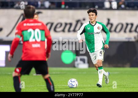 Nijmegen, Paesi Bassi. 28 settembre 2024. NIJMEGEN, PAESI BASSI - SETTEMBRE 28: Hwang in-Beom del Feyenoord corre con il pallone durante l'incontro olandese Eredivisie tra NEC e Feyenoord a Goffertstadion il 28 settembre 2024 a Nijmegen, Paesi Bassi. (Foto di Peter Lous/Orange Pictures) credito: Orange Pics BV/Alamy Live News Foto Stock