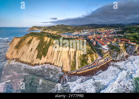 Vista aerea del famoso flysch di Zumaia e della città sullo sfondo, Paesi Baschi, Spagna Foto Stock