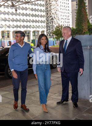 Birmingham, Regno Unito. 28 settembre 2024. Rishi Sunak arriva con sua moglie, Akshata Murty, accolto dal presidente ad interim del partito Richard Fuller all'Hyatt Hotel per quella che sarà la sua ultima conferenza come leader. Birmingham Regno Unito. Foto: Garyroberts/worldwidefeatures.com credito: GaryRobertsphotography/Alamy Live News Foto Stock