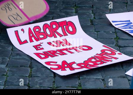 28/09/2024, in occasione della giornata Internazionale dell'aborto libero e sicuro, si sono svolte a Roma manifestazioni contro ogni ritiro sul diritto di scelta delle donne in termini di aborto. Sono stati promossi da "non una di meno" con il sostegno di associazioni femministe e gruppi studenteschi. PS: La foto può essere utilizzata nel rispetto del contesto in cui è stata scattata, e senza intenti diffamatori del decoro delle persone rappresentate. Foto Stock