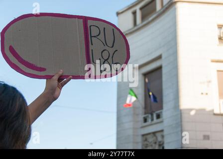 28/09/2024, in occasione della giornata Internazionale dell'aborto libero e sicuro, si sono svolte a Roma manifestazioni contro ogni ritiro sul diritto di scelta delle donne in termini di aborto. Sono stati promossi da "non una di meno" con il sostegno di associazioni femministe e gruppi studenteschi. PS: La foto può essere utilizzata nel rispetto del contesto in cui è stata scattata, e senza intenti diffamatori del decoro delle persone rappresentate. Foto Stock