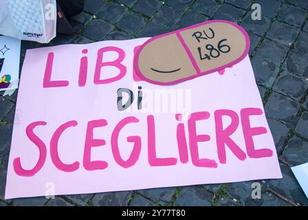 28/09/2024, in occasione della giornata Internazionale dell'aborto libero e sicuro, si sono svolte a Roma manifestazioni contro ogni ritiro sul diritto di scelta delle donne in termini di aborto. Sono stati promossi da "non una di meno" con il sostegno di associazioni femministe e gruppi studenteschi. PS: La foto può essere utilizzata nel rispetto del contesto in cui è stata scattata, e senza intenti diffamatori del decoro delle persone rappresentate. Foto Stock