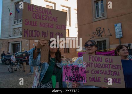 28/09/2024, in occasione della giornata Internazionale dell'aborto libero e sicuro, si sono svolte a Roma manifestazioni contro ogni ritiro sul diritto di scelta delle donne in termini di aborto. Sono stati promossi da "non una di meno" con il sostegno di associazioni femministe e gruppi studenteschi. PS: La foto può essere utilizzata nel rispetto del contesto in cui è stata scattata, e senza intenti diffamatori del decoro delle persone rappresentate. Foto Stock