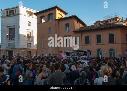 28/09/2024, in occasione della giornata Internazionale dell'aborto libero e sicuro, si sono svolte a Roma manifestazioni contro ogni ritiro sul diritto di scelta delle donne in termini di aborto. Sono stati promossi da "non una di meno" con il sostegno di associazioni femministe e gruppi studenteschi. PS: La foto può essere utilizzata nel rispetto del contesto in cui è stata scattata, e senza intenti diffamatori del decoro delle persone rappresentate. Foto Stock