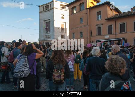 28/09/2024, in occasione della giornata Internazionale dell'aborto libero e sicuro, si sono svolte a Roma manifestazioni contro ogni ritiro sul diritto di scelta delle donne in termini di aborto. Sono stati promossi da "non una di meno" con il sostegno di associazioni femministe e gruppi studenteschi. PS: La foto può essere utilizzata nel rispetto del contesto in cui è stata scattata, e senza intenti diffamatori del decoro delle persone rappresentate. Foto Stock