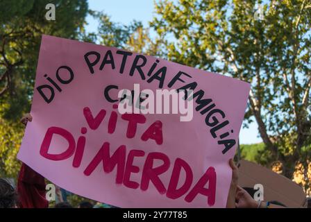 28/09/2024, in occasione della giornata Internazionale dell'aborto libero e sicuro, si sono svolte a Roma manifestazioni contro ogni ritiro sul diritto di scelta delle donne in termini di aborto. Sono stati promossi da "non una di meno" con il sostegno di associazioni femministe e gruppi studenteschi. PS: La foto può essere utilizzata nel rispetto del contesto in cui è stata scattata, e senza intenti diffamatori del decoro delle persone rappresentate. Foto Stock