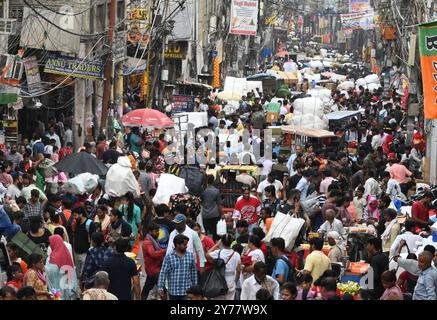 Nuova Delhi, India. 28 settembre 2024. NUOVA DELHI, INDIA - SETTEMBRE 28: Persone che fanno shopping al Sadar Bazar Market per Navratri, e altri prossimi festival, il 28 settembre 2024 a nuova Delhi, India. (Foto di Sonu Mehta/Hindustan Times/Sipa USA ) credito: SIPA USA/Alamy Live News Foto Stock