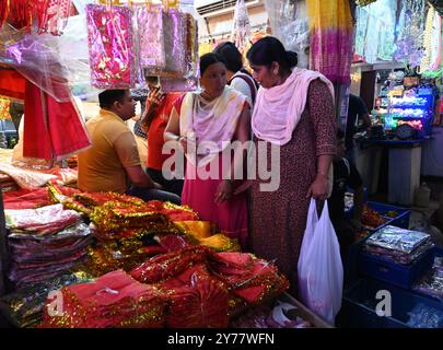 Nuova Delhi, India. 28 settembre 2024. NUOVA DELHI, INDIA - SETTEMBRE 28: Persone che fanno shopping al Sadar Bazar Market per Navratri, e altri prossimi festival, il 28 settembre 2024 a nuova Delhi, India. (Foto di Sonu Mehta/Hindustan Times/Sipa USA ) credito: SIPA USA/Alamy Live News Foto Stock