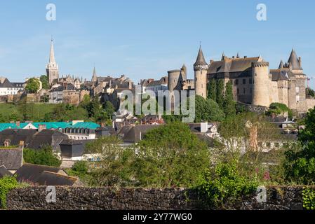 Vista panoramica della città vecchia di Vitre con il suo castello e la chiesa di Notre-Dame (Vitre, Ille-et-Vilaine, Bretagne, Francia) Foto Stock