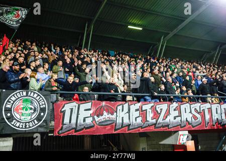 Nijmegen, Paesi Bassi. 28 settembre 2024. NIJMEGEN, PAESI BASSI - SETTEMBRE 28: Tifosi del NEC che tifa il tifo durante la partita olandese Eredivisie tra NEC e Feyenoord a Goffertstadion il 28 settembre 2024 a Nijmegen, Paesi Bassi. (Foto di Peter Lous/Orange Pictures) credito: Orange Pics BV/Alamy Live News Foto Stock