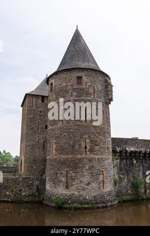 La torre Guemadeuc del castello medievale di Fougeres con il fiume le Nancon in primo piano (Fougeres, Ille-et-Vilaine, Bretagne, Francia) Foto Stock