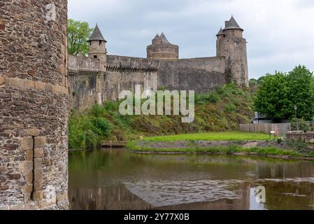Da sinistra a destra, la torre Guemadeuc, la torre Melusina e la torre Gobelins del castello medievale Fougeres (Fougeres, Ille-et-Vilaine, Bretagne) Foto Stock