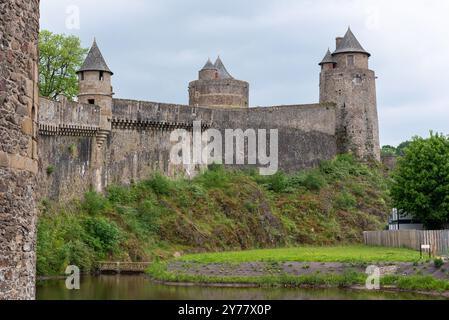 Da sinistra a destra, la torre Guemadeuc, la torre Melusina e la torre Gobelins del castello medievale Fougeres (Fougeres, Ille-et-Vilaine, Bretagne) Foto Stock