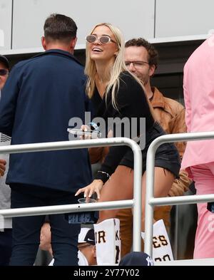 Bronx, Stati Uniti. 28 settembre 2024. Olivia 'Livvy' Dunne aspetta che i Pittsburgh Pirates giochino contro i New York Yankees allo Yankee Stadium sabato 28 settembre 2024 a New York City. Foto di John Angelillo/UPI credito: UPI/Alamy Live News Foto Stock