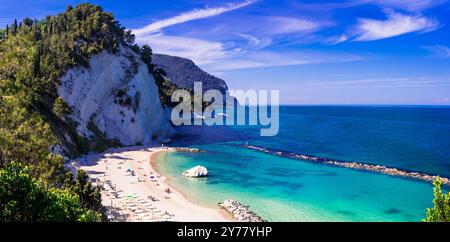 Vacanze estive in Italia, il miglior paesaggio marino panoramico e le spiagge della Riviera del Conero - parco naturale vicino ad Ancona. Vista della pittoresca spiaggia del F. Foto Stock