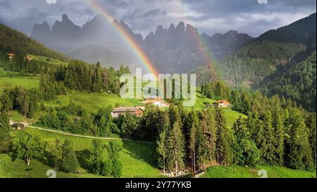 Stupendo scenario alpino di Dolomiti mozzafiato rocce montagne con doppio arcobaleno nelle Alpi italiane, alto Adige , Italia. Vista della Val di Foto Stock