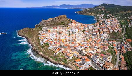 Sardegna, Italia. Bellissima cittadina costiera medievale Castelsardo nel nord dell'isola, in provincia di Sassari. Vista panoramica con drone aereo Foto Stock