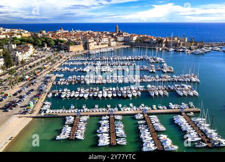 Isole Sardegna (Sardegna). Affascinante Alghero storica. Vista panoramica aerea del centro storico e marino con drone Foto Stock