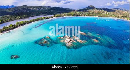 Le migliori spiagge dell'isola della Corsica - vista aerea della bellissima spiaggia lunga di Santa Giulia con il lago sault da un lato e il mare turchese dall'altro Foto Stock