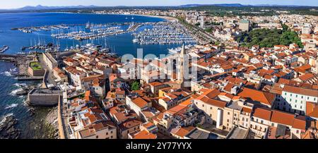 Isole Sardegna (Sardegna). Affascinante Alghero storica. Vista panoramica aerea del centro storico e marino con drone Foto Stock