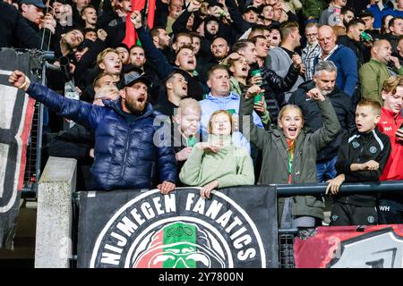 Nijmegen, Paesi Bassi. 28 settembre 2024. NIJMEGEN, PAESI BASSI - SETTEMBRE 28: Tifosi del NEC che tifa il tifo durante la partita olandese Eredivisie tra NEC e Feyenoord a Goffertstadion il 28 settembre 2024 a Nijmegen, Paesi Bassi. (Foto di Peter Lous/Orange Pictures) credito: Orange Pics BV/Alamy Live News Foto Stock