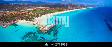 Italia. Le migliori spiagge panoramiche dell'isola Sardegna . Costa Rei a sud , famosa per le spiagge di sabbia bianca e il mare cristallino turchese. Scoglio di Peppino bea Foto Stock