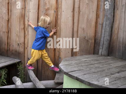 Bambina, 3 anni, bionda, equilibrio, ginnastica, giochi, parco giochi avventura, parco giochi, Stoccarda, Baden-Wuerttemberg, Germania, Europa Foto Stock