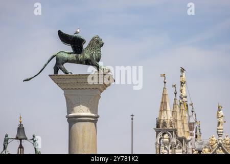 Vista della città dal Canale della Giudecca, colonna di granito su Piazza San Marco con il Leone di Venezia, Venezia, Italia, Europa Foto Stock