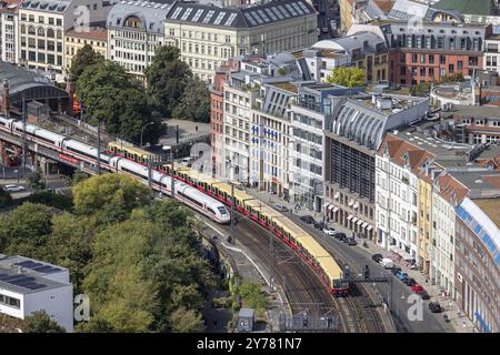 Vista sulla città, ICE e S-Bahn alla stazione Hackescher Markt, Berlino, Germania, Europa Foto Stock