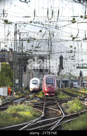 Arrivo ICE e partenza del treno Eurostar sulla strada per Parigi, binario della stazione centrale di Colonia, Colonia, Renania settentrionale-Vestfalia, Germania, UE Foto Stock