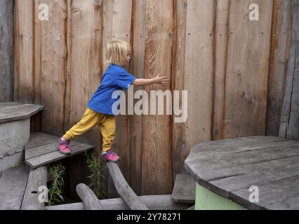 Bambina, 3 anni, bionda, equilibrio, ginnastica, giochi, parco giochi avventura, parco giochi, Stoccarda, Baden-Wuerttemberg, Germania, Europa Foto Stock