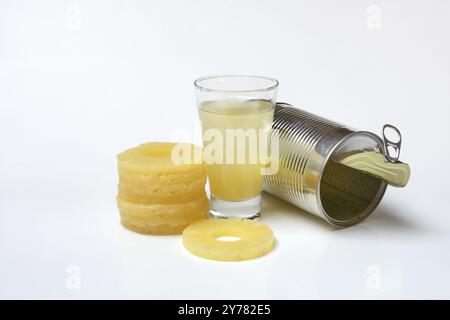 Anelli di ananas e succo di ananas con conserve di ananas Foto Stock