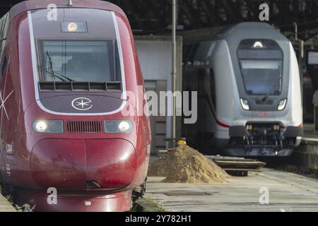 Treno Eurostar pronto per la partenza in direzione di Parigi, accanto ad esso ci attende la stazione centrale di Colonia, Colonia, Renania settentrionale-Vestfalia, Germania, UE Foto Stock