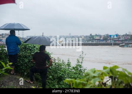 Kathmandu, Nepal. 28 settembre 2024. La gente guarda il fiume Bagmati sorvolato a causa delle forti precipitazioni. Le inondazioni e le frane sono causate da continue e pesanti piogge nella città di Kathmandu. (Foto di Bivas Shrestha/SOPA Images/Sipa USA) credito: SIPA USA/Alamy Live News Foto Stock