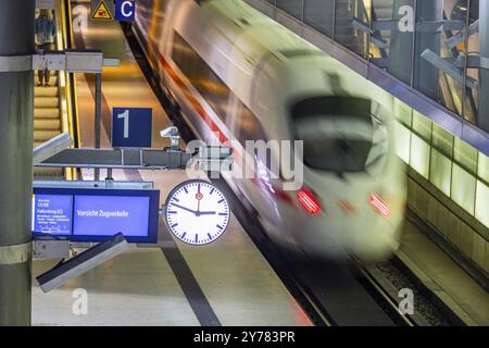Binario alla stazione di Gesundbrunnen con passaggio di un treno ICE: Cartello segnaletico. Berlino, Germania, Europa Foto Stock
