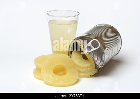 Anelli di ananas e succo di ananas con conserve di ananas Foto Stock