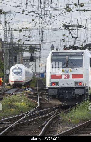 Arrivo ICE e partenza da Intercity, piazzale della stazione centrale di Colonia, Colonia, Renania settentrionale-Vestfalia, Germania, Europa Foto Stock