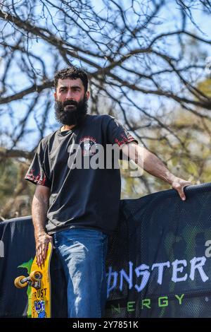 Melbourne, Australia. 27 settembre 2024. La leggenda del pattinaggio Nick Boserio viene vista in azione durante l'evento Monster Energy Rig Riot. L'evento RIG Riot è stato organizzato da Monster Energy e ha visto skateboard di livello mondiale e piloti BMX che hanno eseguito un trick su una rampa. (Foto di Alexander Bogatyrev/SOPA Images/Sipa USA) credito: SIPA USA/Alamy Live News Foto Stock