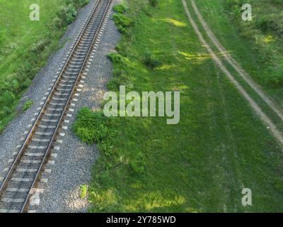 Binari ferroviari e strade sterrate, vista dall'alto Foto Stock