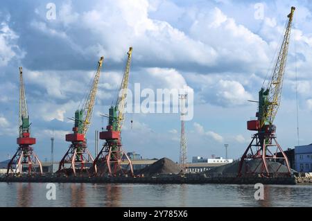 Gru portuali, porto marittimo di Kaliningrad, gru a cavalletto, porto russo senza ghiaccio sul Mar Baltico Foto Stock