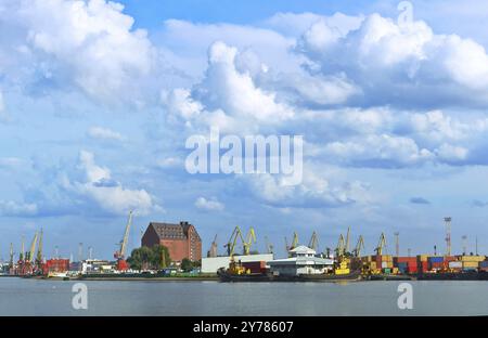 Gru portuali, porto marittimo di Kaliningrad, gru a cavalletto, porto russo senza ghiaccio sul Mar Baltico Foto Stock