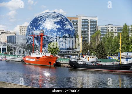 Kaliningrad, Russia, 2021, 17 maggio: Nave espositiva museo. Una mostra del. Imbarco del museo marittimo. Costruzione di sfere circolari, Europa Foto Stock