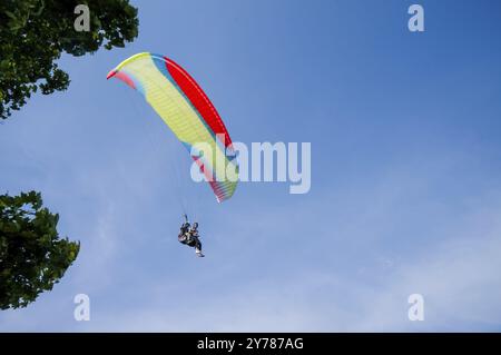 Kaliningrad, Russia, 2021, luglio 25: Parapendio nel cielo. Imparare a pilotare un parapendio. Parapendio sul mare, Europa Foto Stock