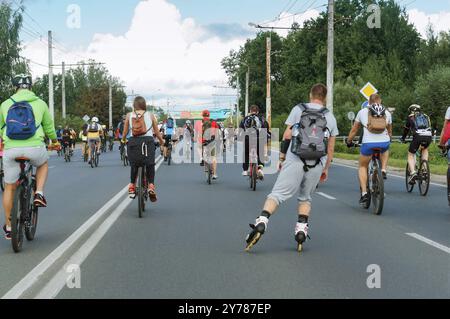 Giovane su pattini a rotelle, giro in bicicletta in città, giovane su pattini a rotelle, giro in bici in città, Kaliningrad, Russia, 2 settembre, 2018, Europa Foto Stock